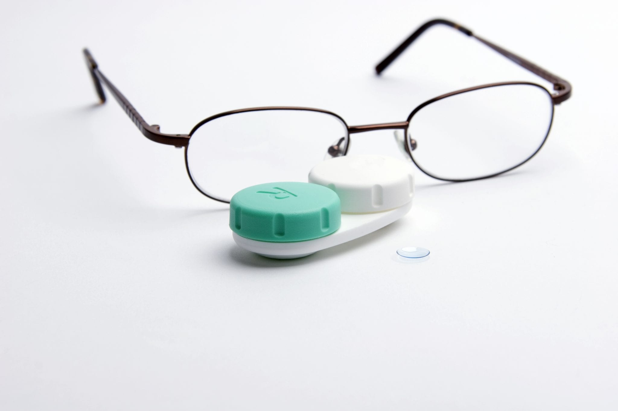 Можно носить линзы с очками. Очки и линзы. Очки или контактные линзы. Офтальмологические очки. Офтальмологические очки для коррекции зрения.